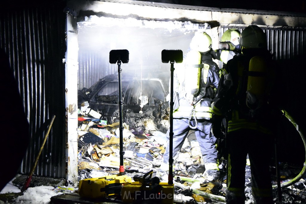 Feuer Hinterhof Garagen Koeln Hoehenberg Olpenerstr P118.JPG - Miklos Laubert